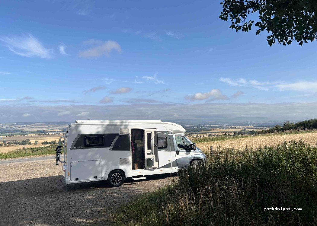 (PH13 9JX) Leys - Unnamed Road — foto