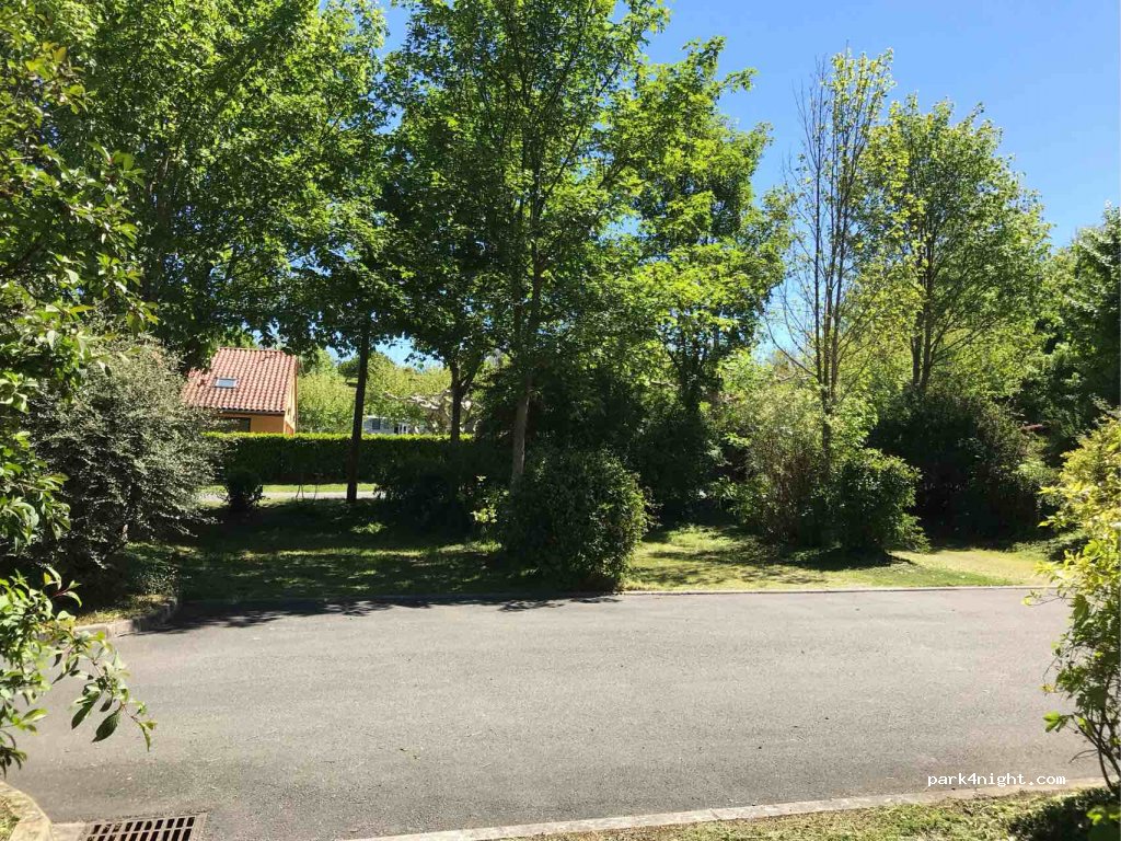 (12110) Cransac - 25-32 Avenue de la Gare — foto 2