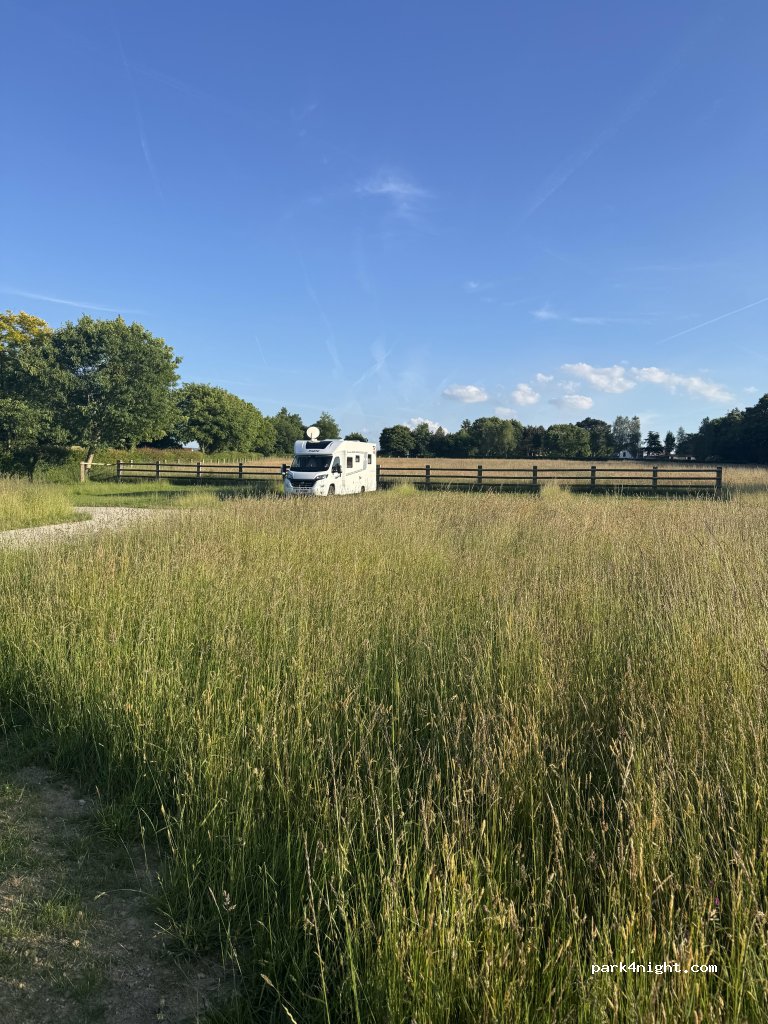 Aire de camping-cars champêtre de La Chouette cabane — foto 3