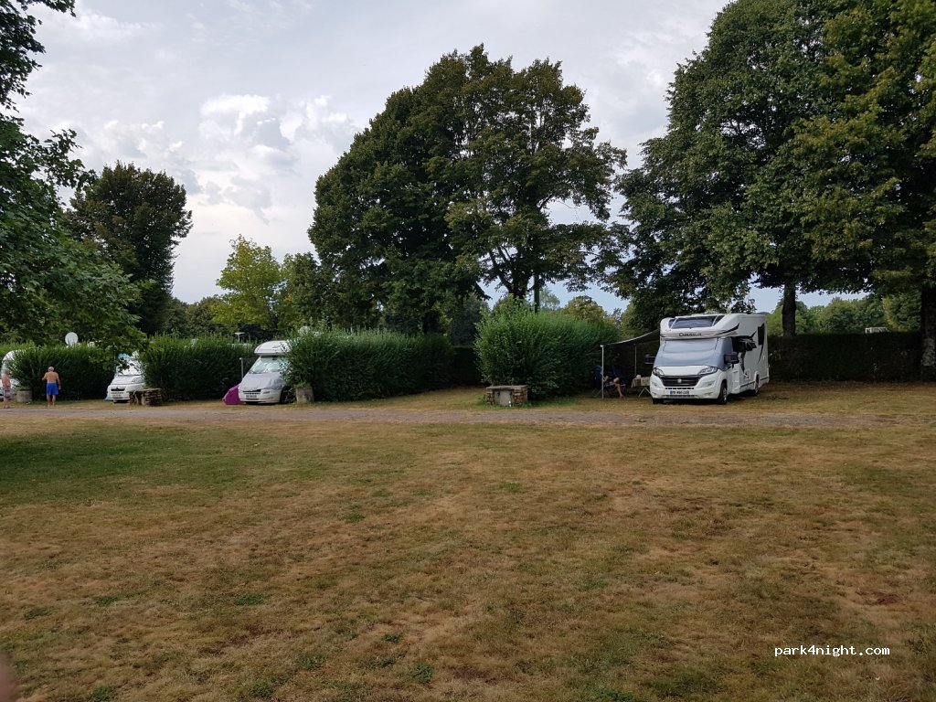 Aire de camping-car Lacroix-Barrez — foto