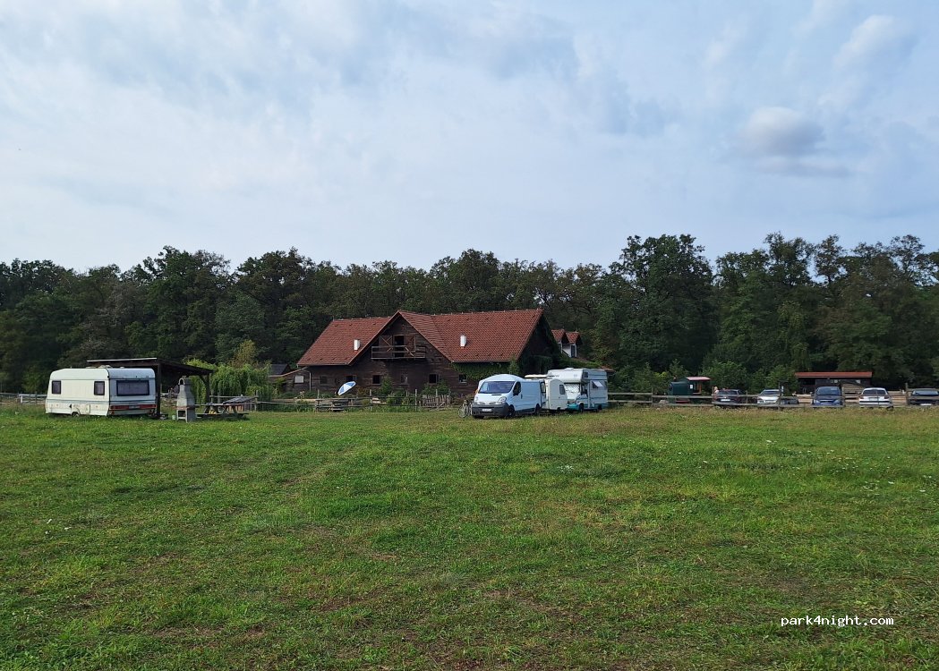 Stajnia Karczów - Stowarzyszenie Wilk Syty i Owca Cała — foto