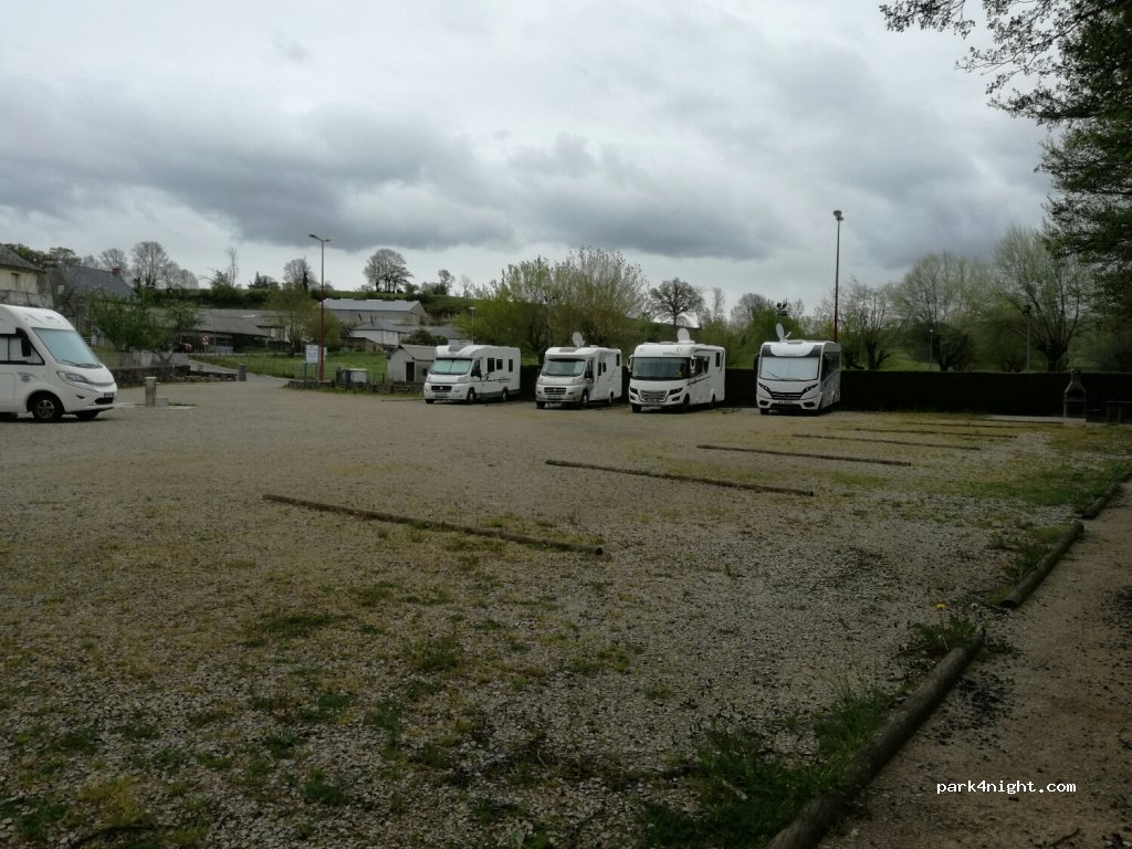(12420) Sainte-Geneviève-sur-Argence - Rue de l'Argence — foto