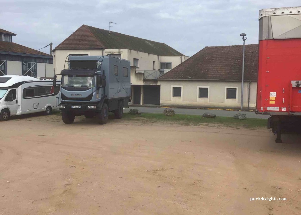 (03310) Néris-les-Bains - 7 Place de la République — foto 2