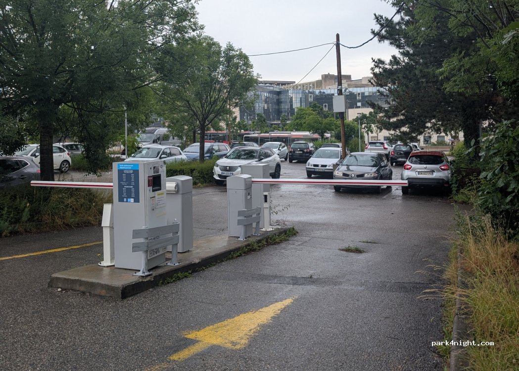 (69230) Saint-Genis-Laval - Unnamed road — foto 2