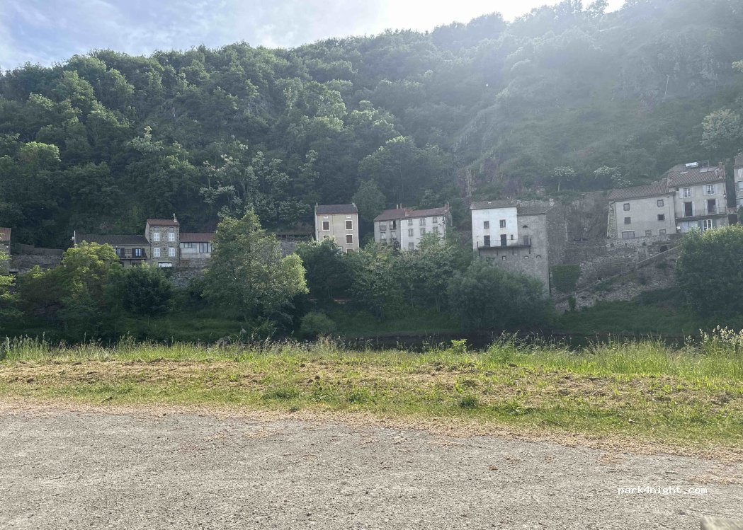 (43380) Lavoûte-Chilhac - 1 Place du Fer à Cheval — foto