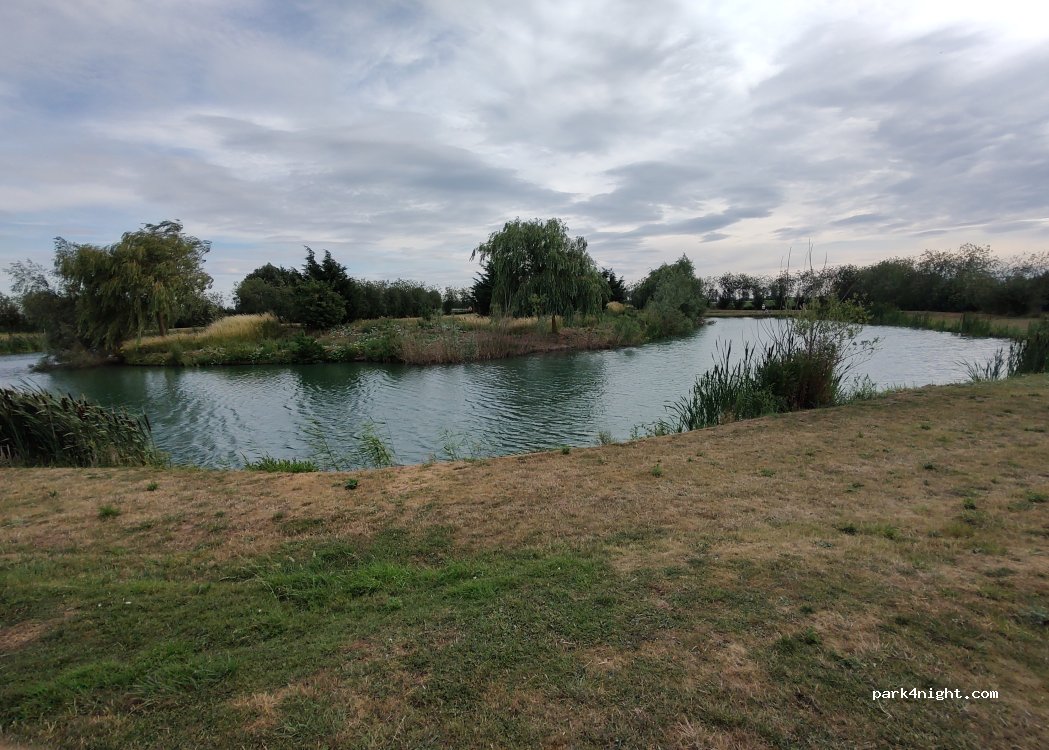 Riverside lake and leisure — foto 2