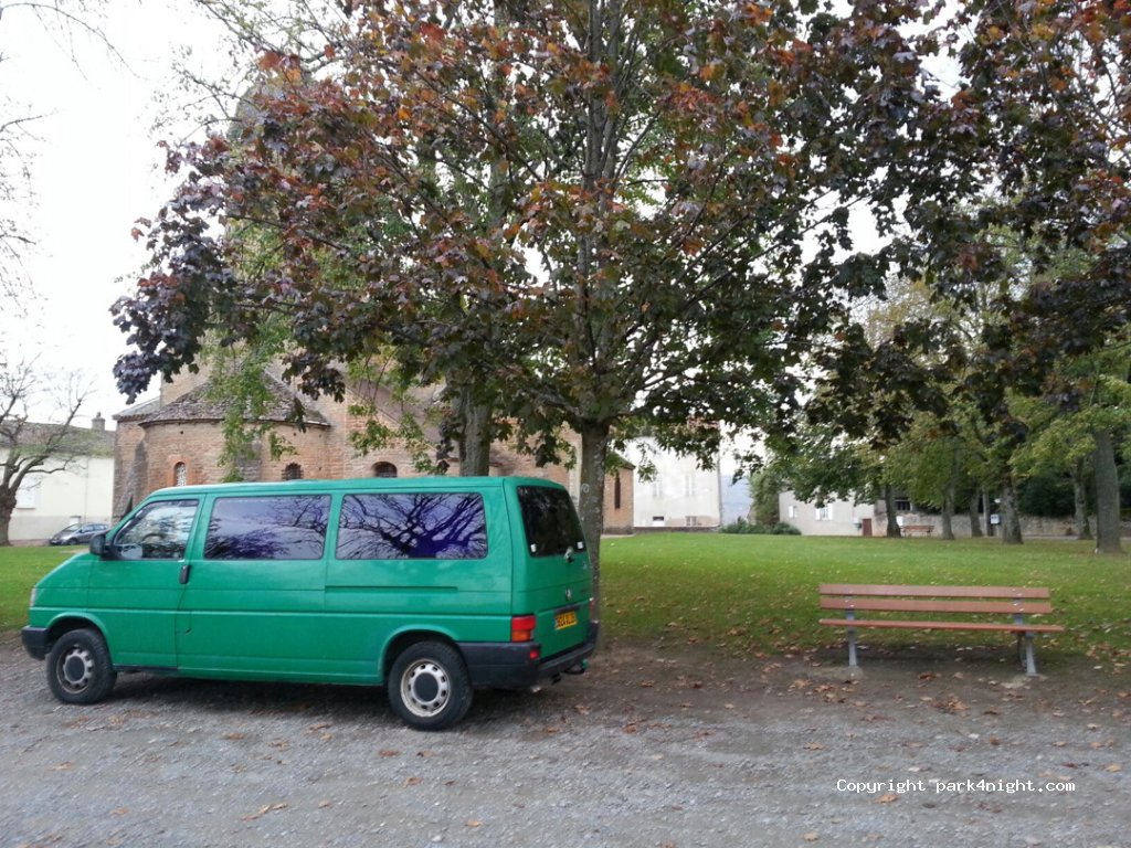 (71850) Charnay-lès-Mâcon - Place du Bourg — foto