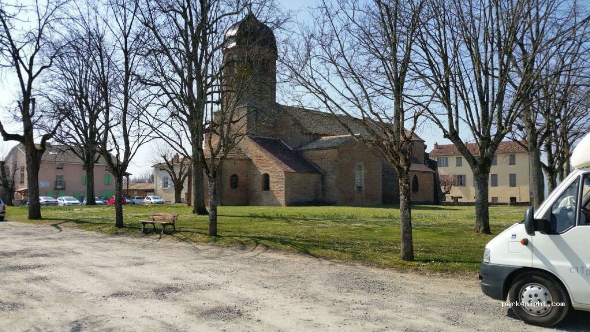 (71850) Charnay-lès-Mâcon - Place du Bourg — foto 2