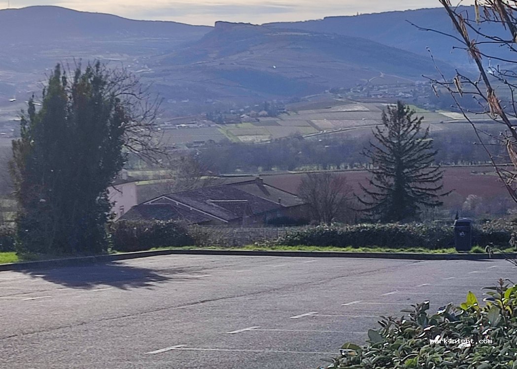 (71850) Charnay-lès-Mâcon - Place du Bourg — foto 3