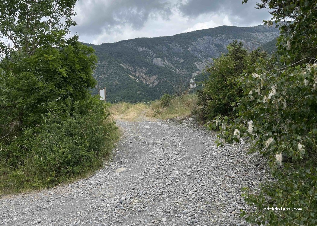 (05190) Espinasses - Unnamed road — foto