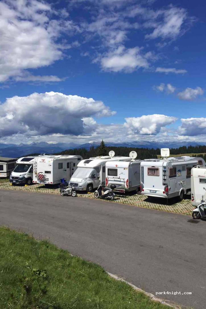 Parcheggio attrezzato per Camper — foto