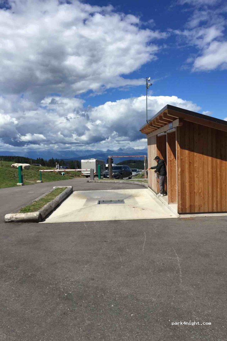 Parcheggio attrezzato per Camper — foto 2