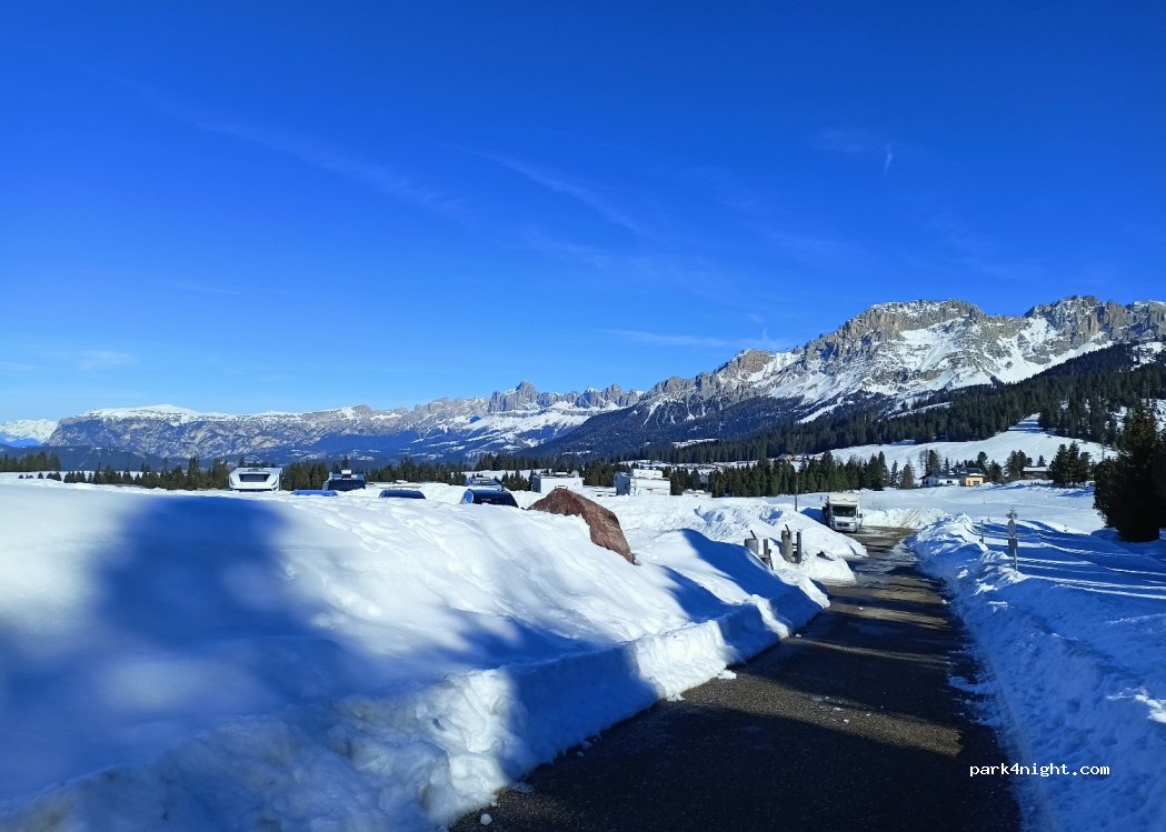 Parcheggio attrezzato per Camper — foto 4