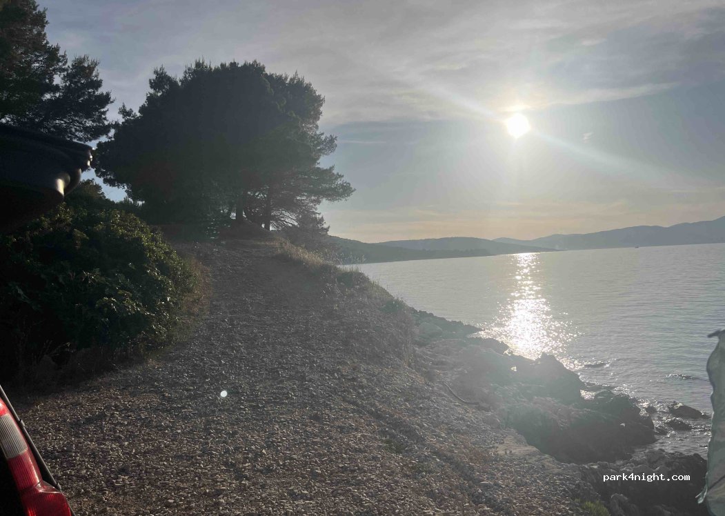 (21224) Slatine - Unnamed road — foto