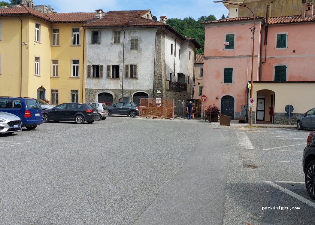 (54021) Bagnone - 5 Piazza San E. Monsignore Luigi Rosa — foto 2