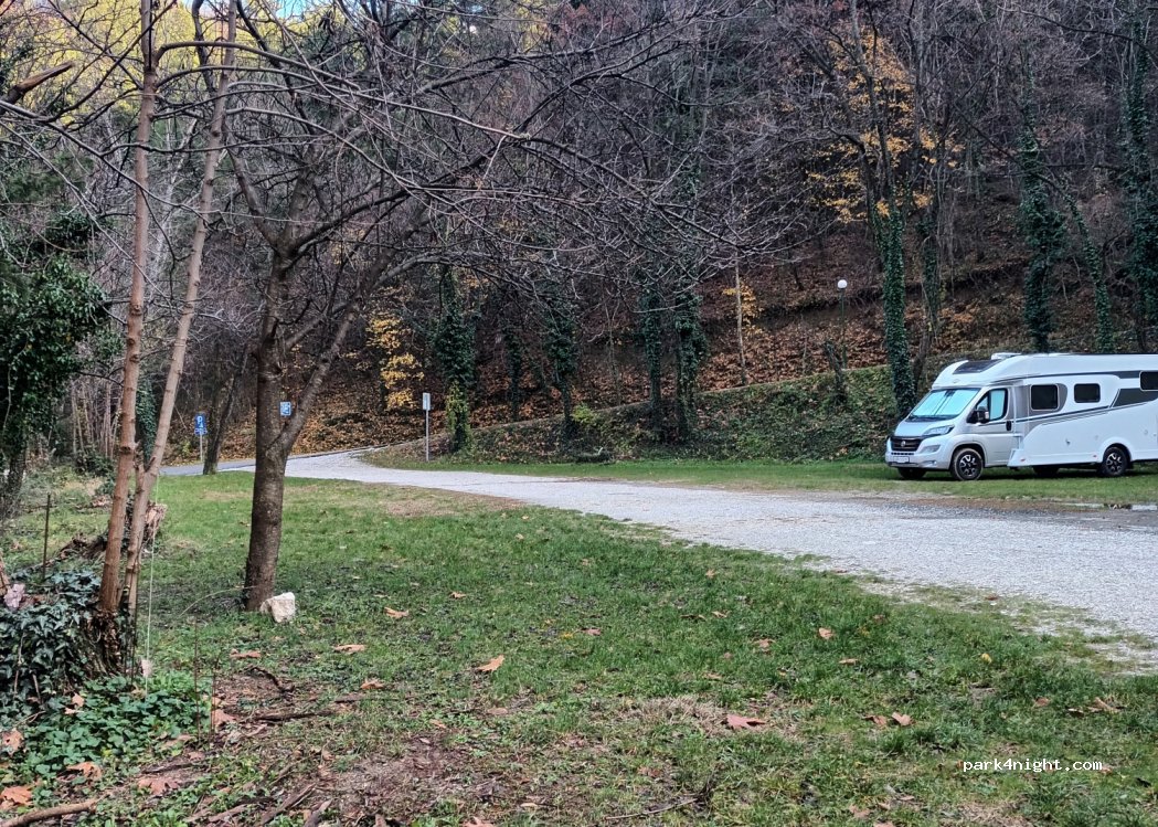 (584 00) Loutra Loutrakiou - Eparchiaki Odos Aridaias-Loutron — foto 5