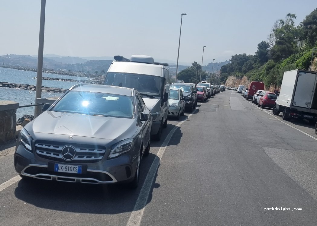 (18100) Imperia - 11 Via Spianata Borgo Peri — foto