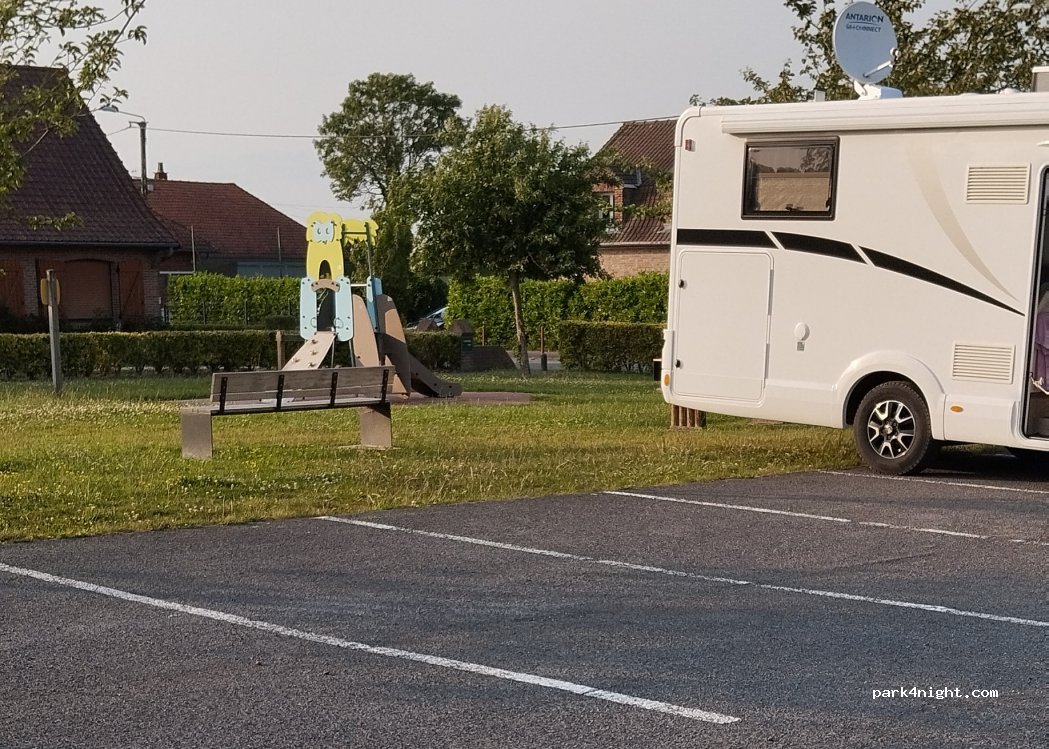 (59173) Renescure - 1 Place de le Nieppe — foto