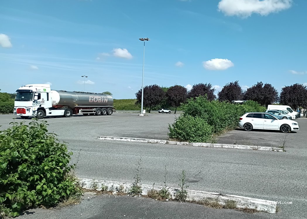 (58400) La Charité-sur-Loire - 138 Avenue Maréchal Leclerc — foto 2