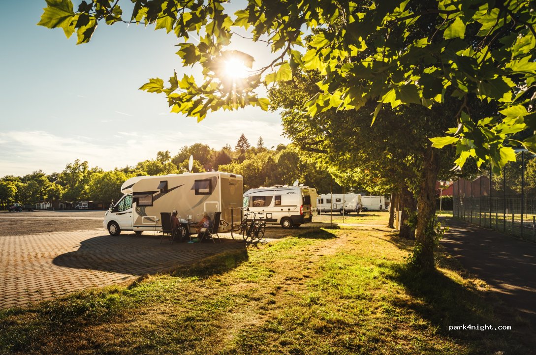 Wohnmobilstellplatz am Festplatz — foto