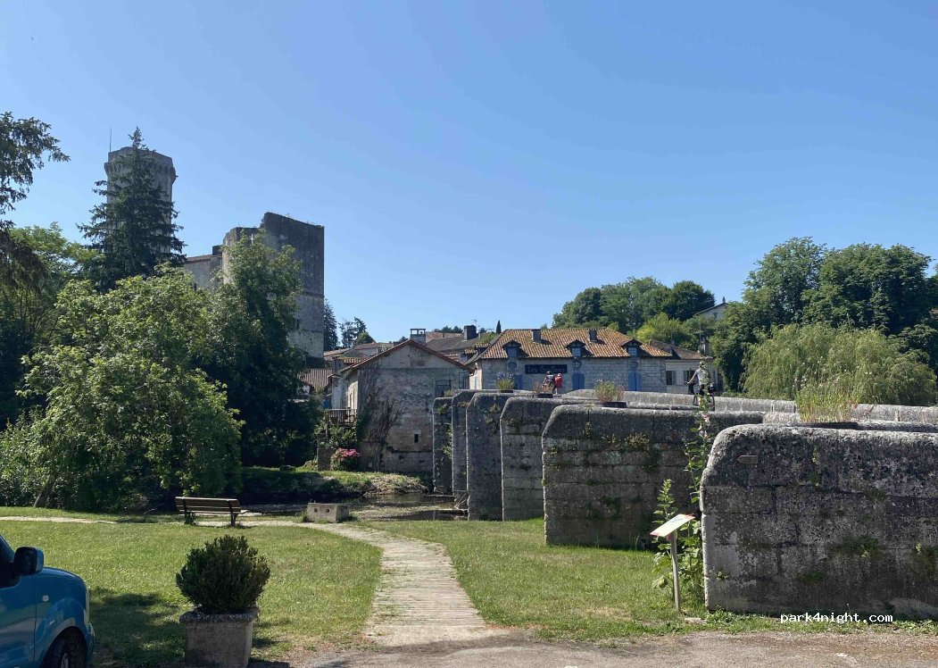 (24310) Bourdeilles - 2 Le Bourg — foto