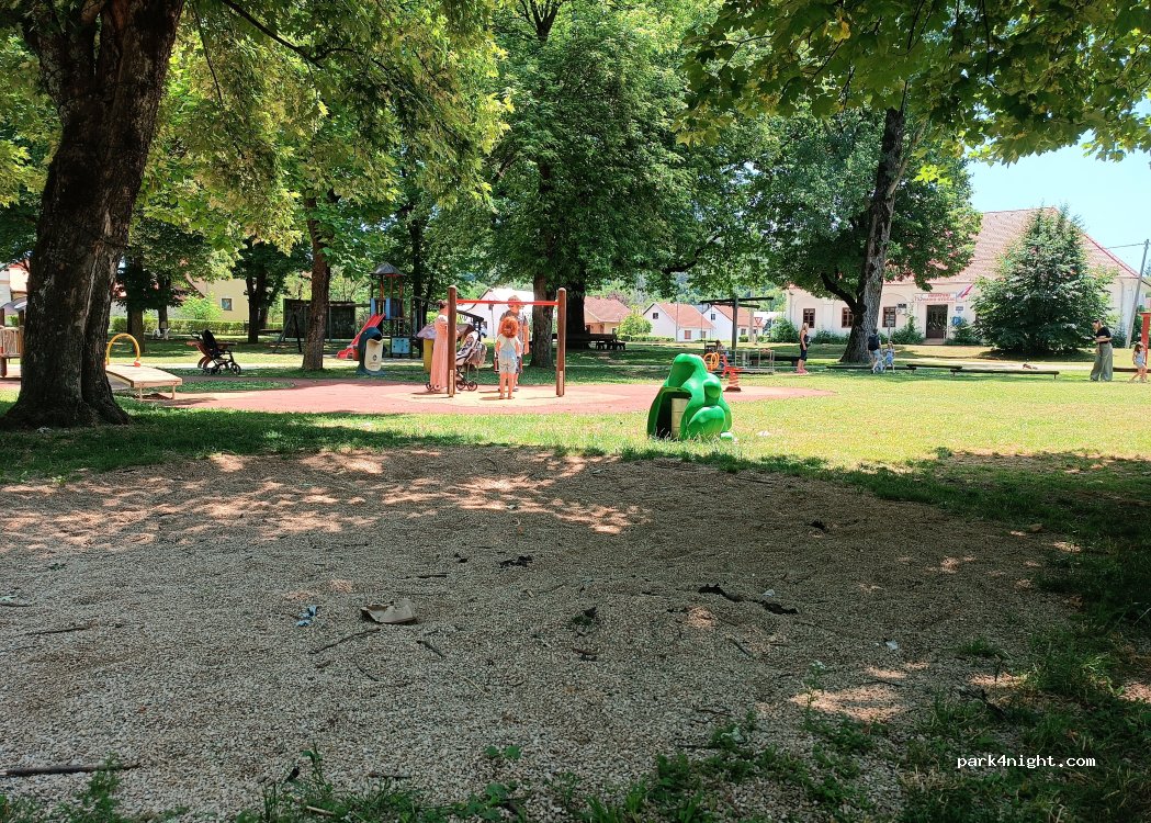 (53220) Otočac - 5 Trg Franje Tuđmana — foto