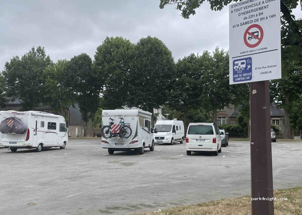 (56120) Josselin - 4 Place Saint-Martin — foto