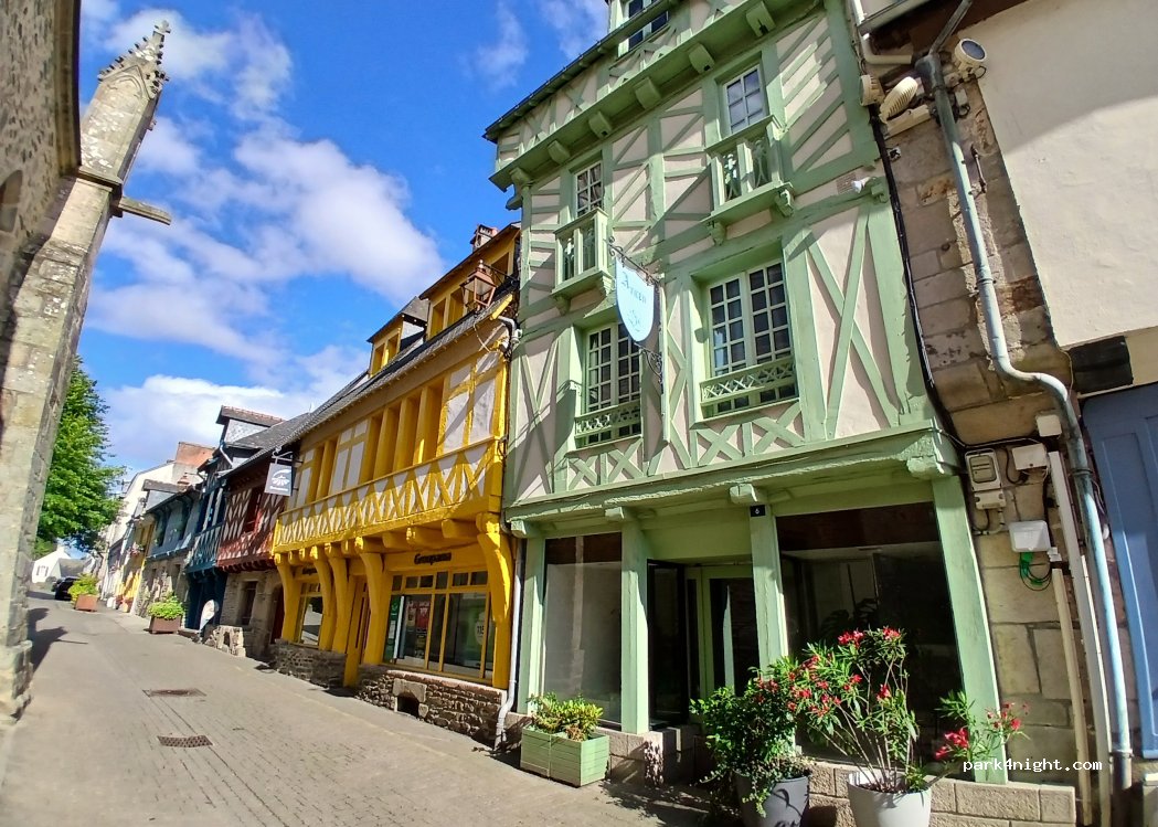 (56120) Josselin - 4 Place Saint-Martin — foto 3