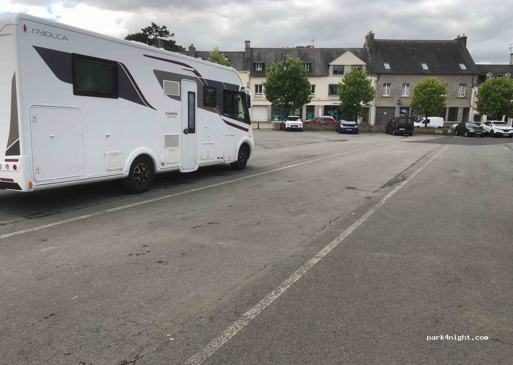(29190) Pleyben - 8-14 Place Charles de Gaulle — foto 2