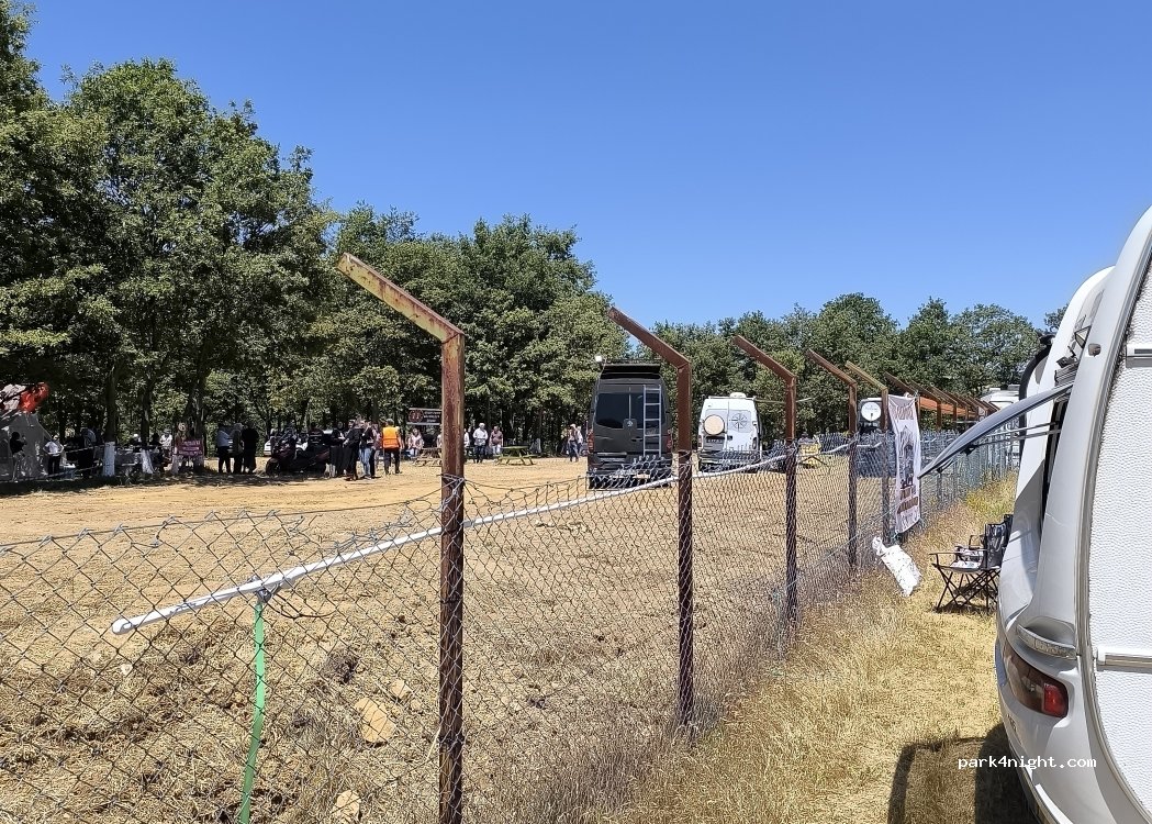 Kınık Köyü kamp ve karavan alanı — foto