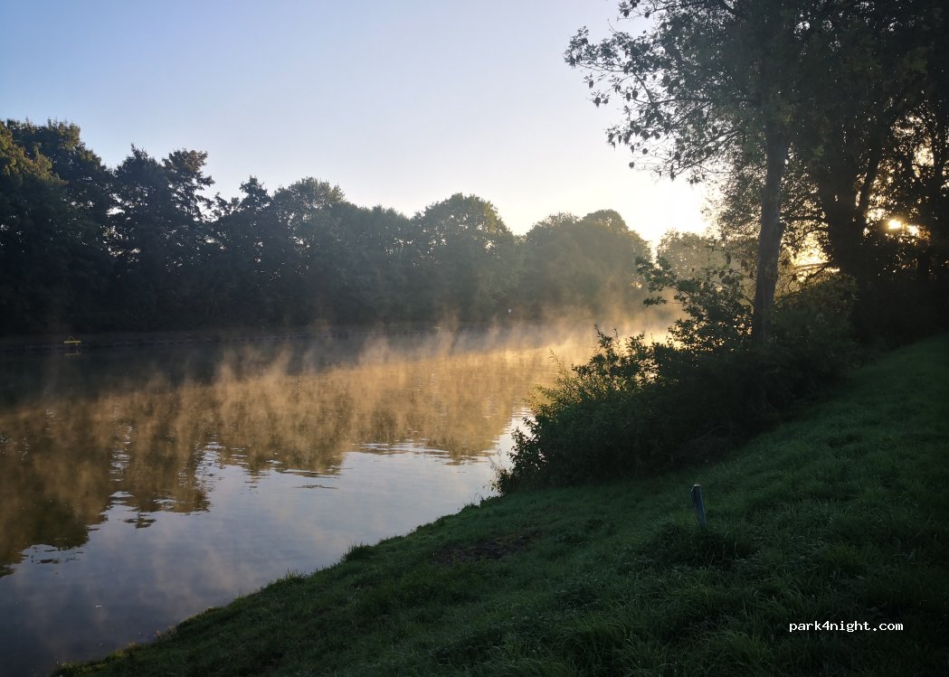 Campingplatz am hohen Ufer — foto