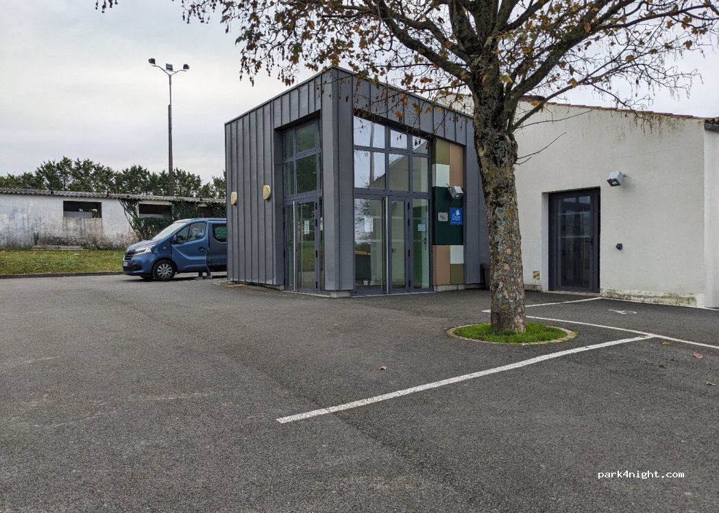 (17400) La Vergne - 2 Rue du Stade — foto
