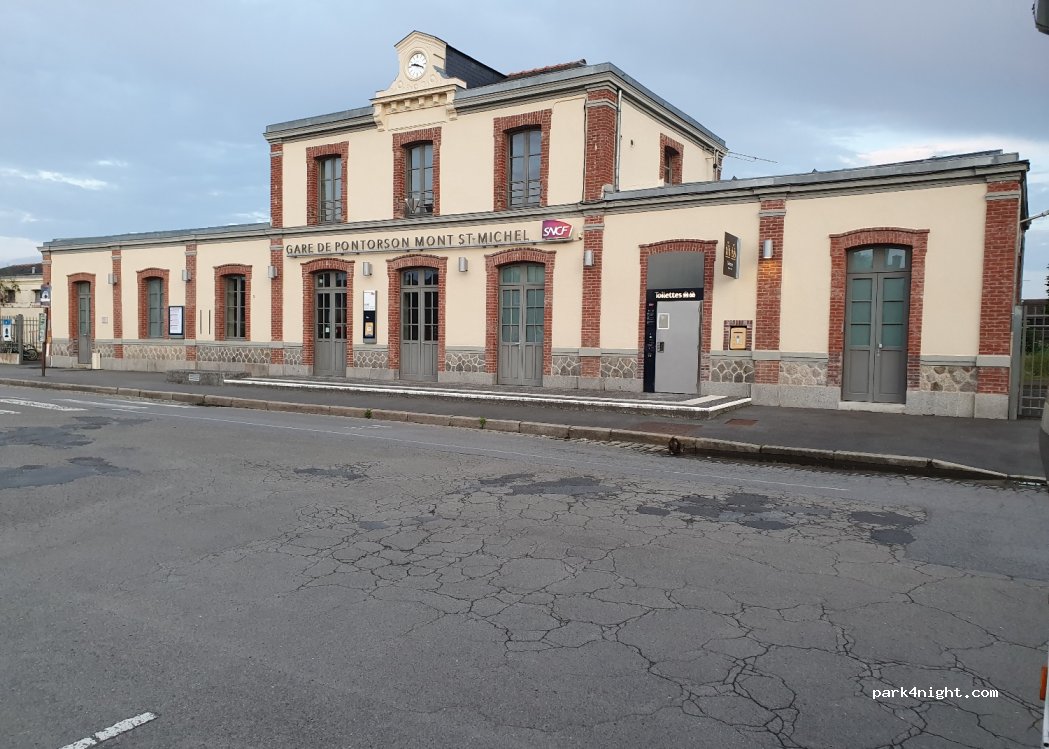 (50170) Pontorson - 5 Place de la Gare — foto