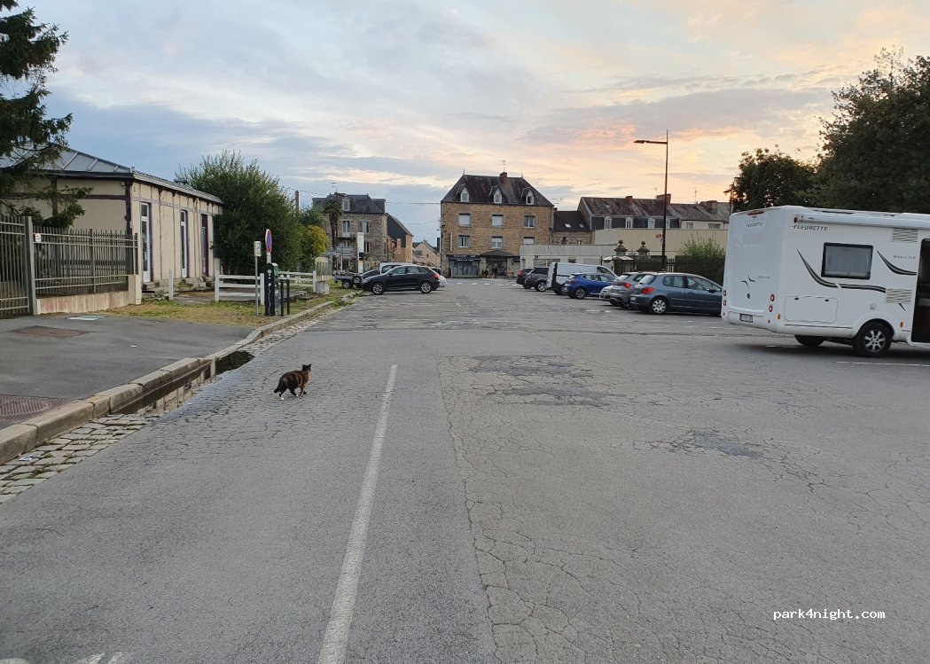 (50170) Pontorson - 5 Place de la Gare — foto 2
