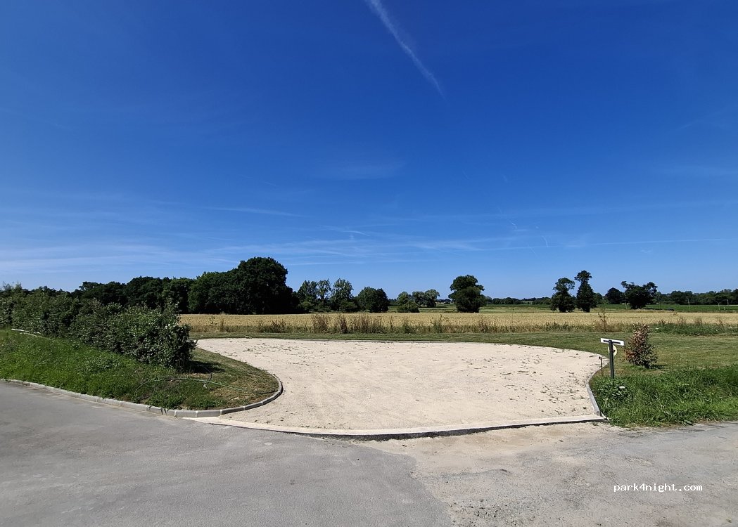 Terrain d'hébergement de plein air et parc de stationnement pour camping car — foto