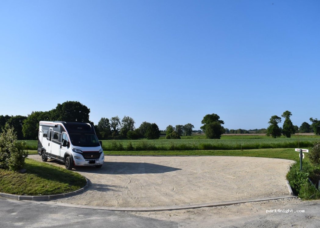 Terrain d'hébergement de plein air et parc de stationnement pour camping car — foto 2