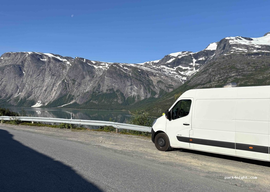 (8523) Elvegård - — foto