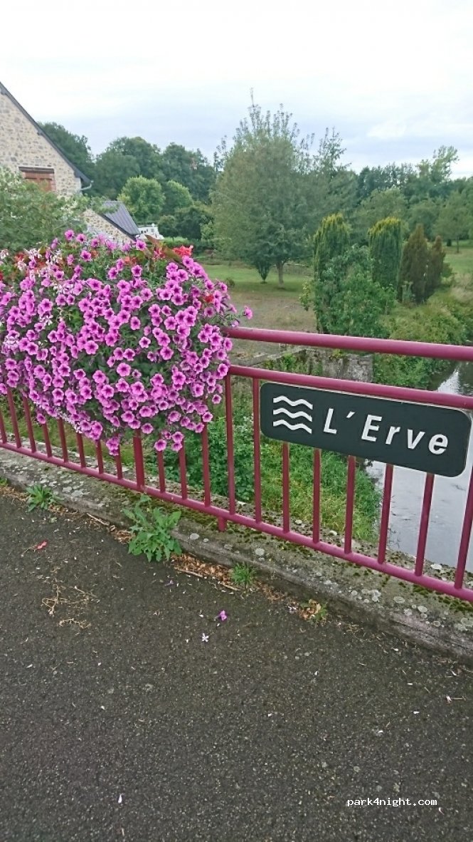 (53270) Saint-Jean-sur-Erve - 1-5 Allée de Launay — foto 2