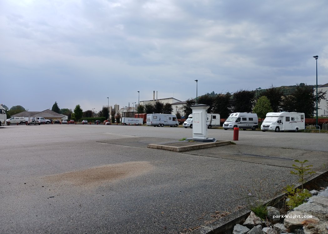(15400) Riom-ès-Montagnes - 6 Rue du Champ de Foire — foto 2