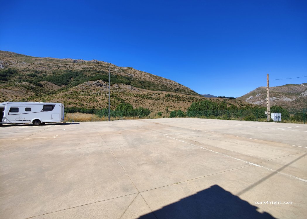 Área de autocaravanas Cármenes — foto 5