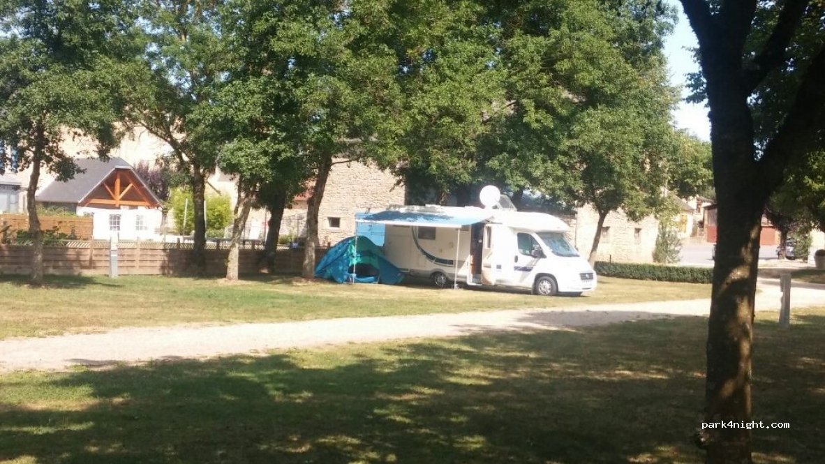 Camping Saint Saturnin de Lenne. — foto