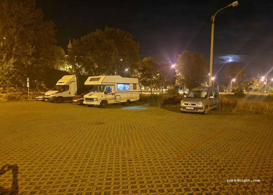 (97-300) Piotrków Trybunalski - 1 Stefana Batorego — foto