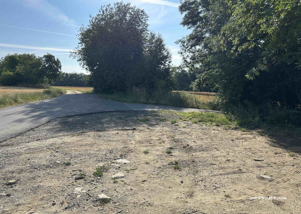 (284 01) Miskovice - Unnamed Road — foto 2