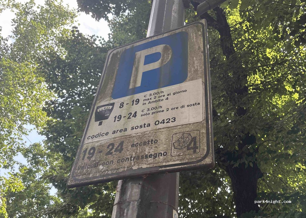 (20121) Milano - 10A Via Marina — foto