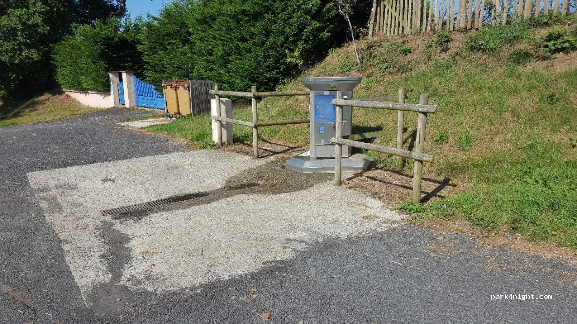 (15130) Prunet - 3 Care des Châtaigniers — foto
