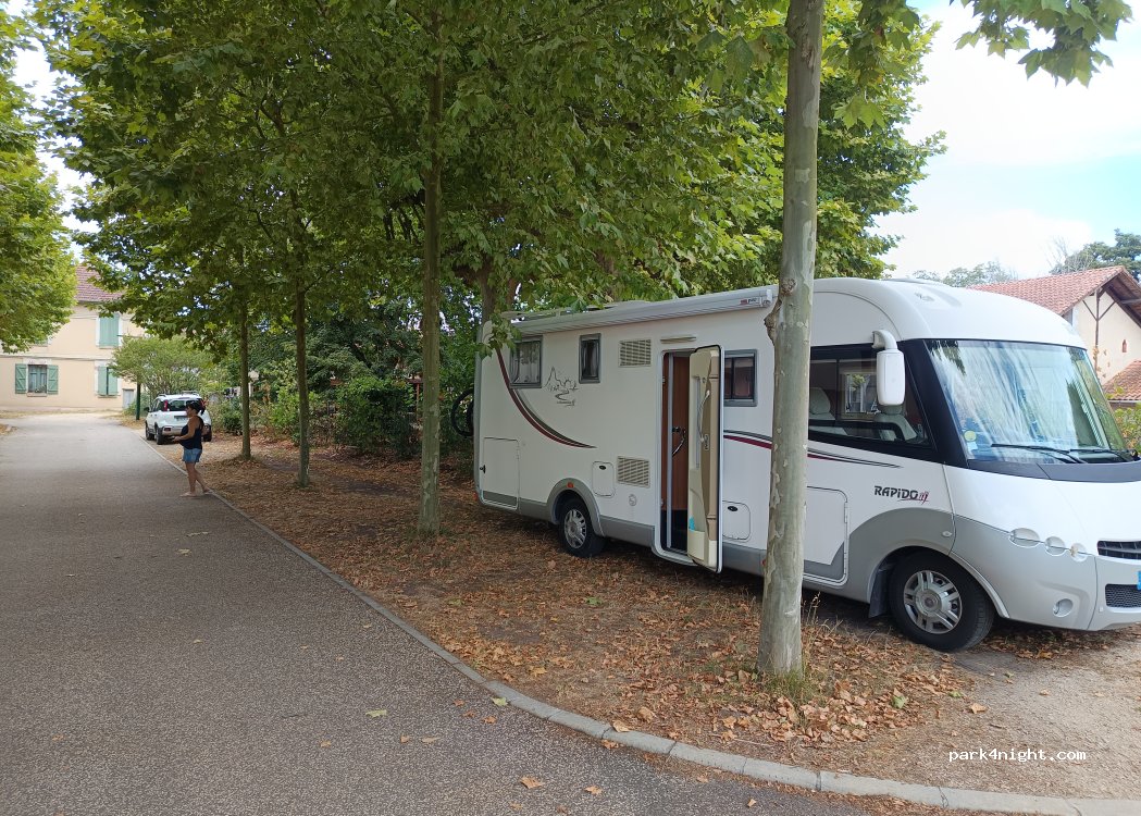 (40420) Garein - 45 Place des Platanes — foto