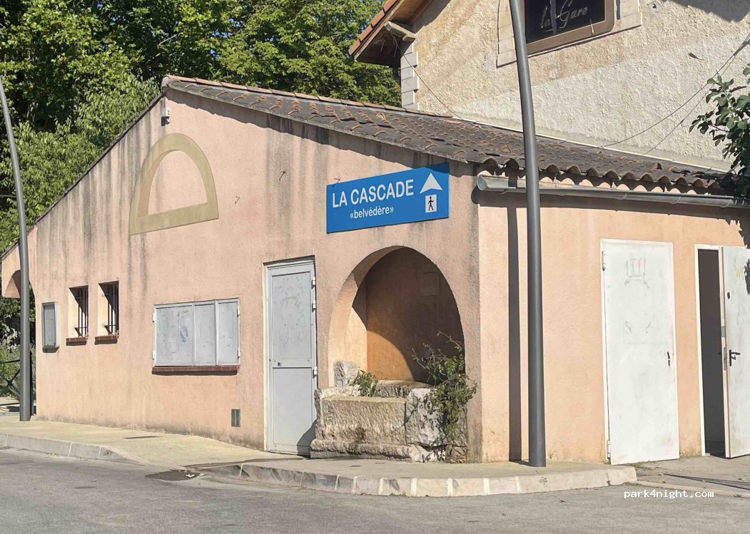 (83690) Sillans-la-Cascade - 5 Place du 8 Mai 1945 — foto 2