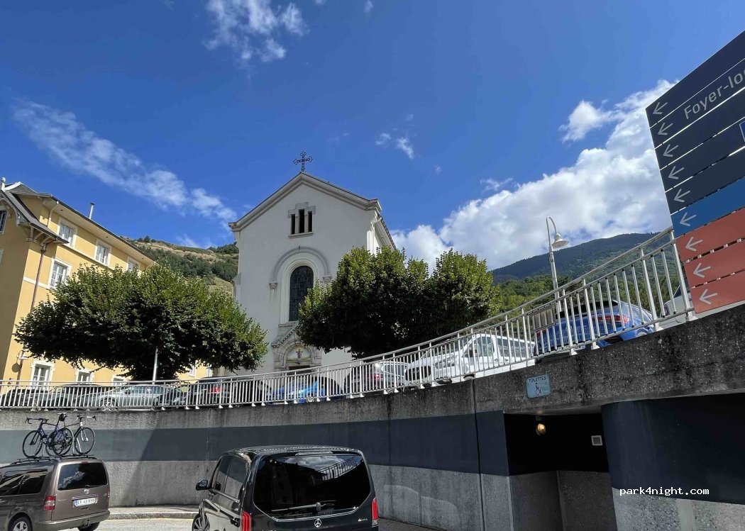 (73570) Brides-les-Bains - Place de l'Église — foto