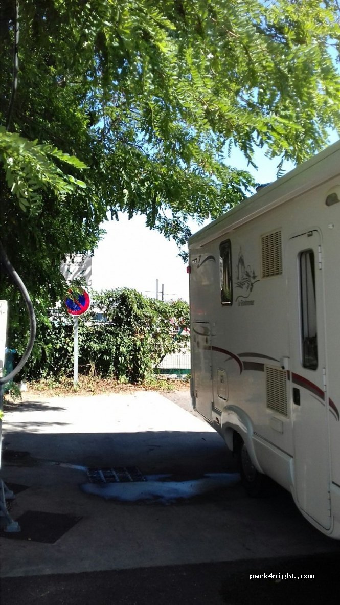 (69420) Condrieu - Place des Droits de l'homme — foto 2
