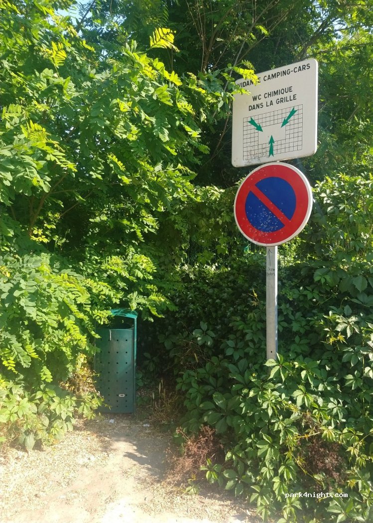 (69420) Condrieu - Place des Droits de l'homme — foto 3